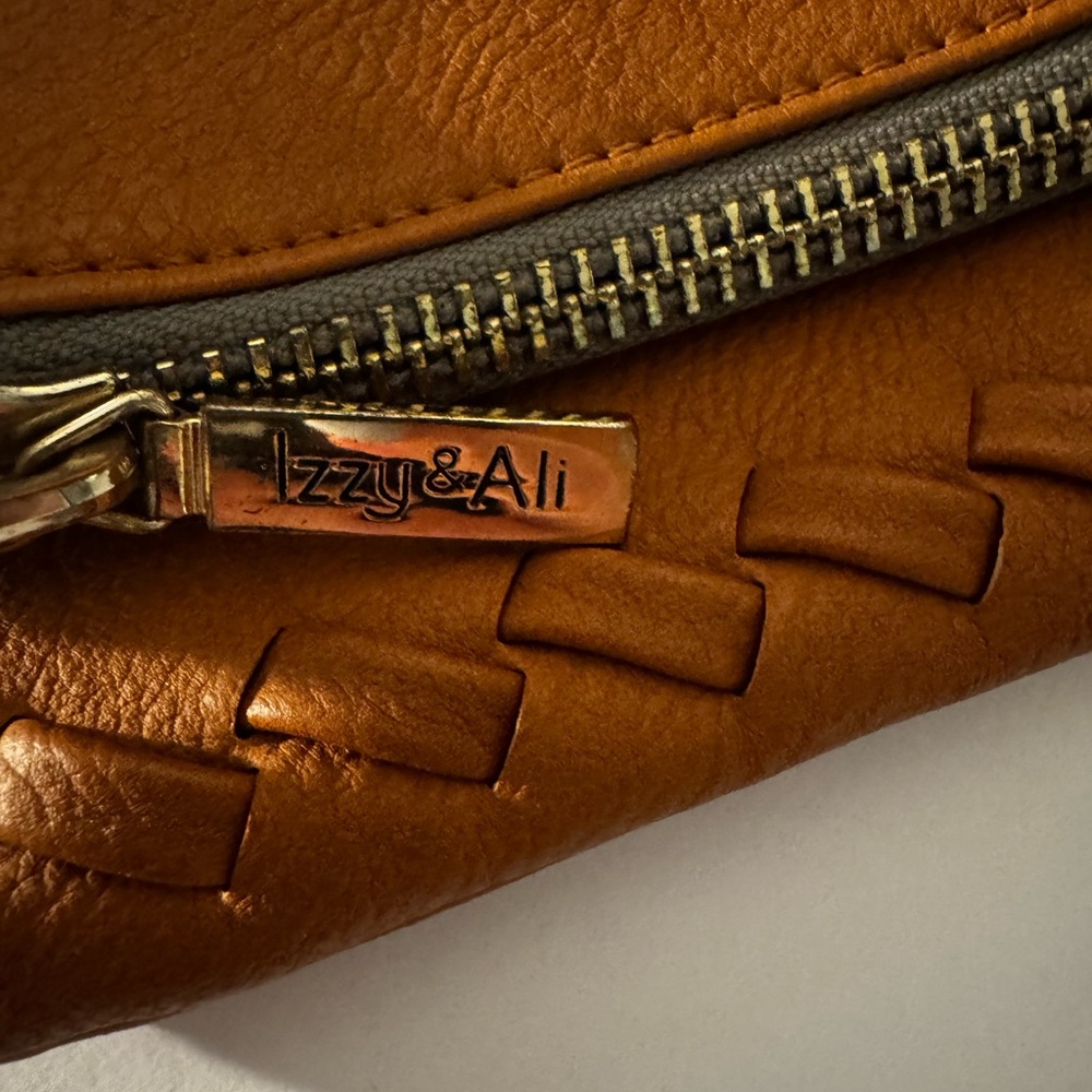 IZZY & ALI VEGAN LEATHER  caramel Leather CLUTCH Women's Bag MINT EUC